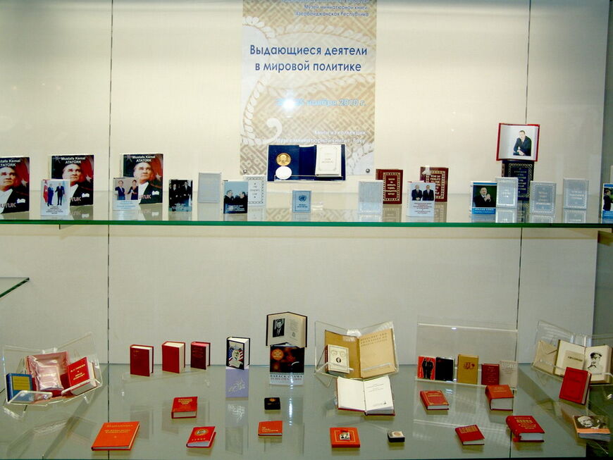 Выставка миниатюрных книг
