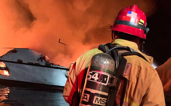 При пожаре на туристическом судне в Калифорнии погибли более 30 человек
