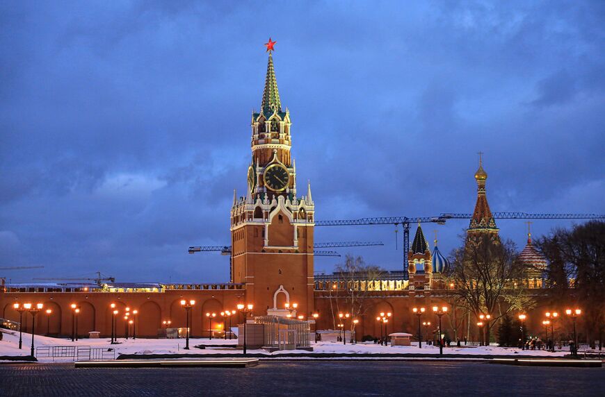 Спасская и Царская башни, вид с территории Кремля