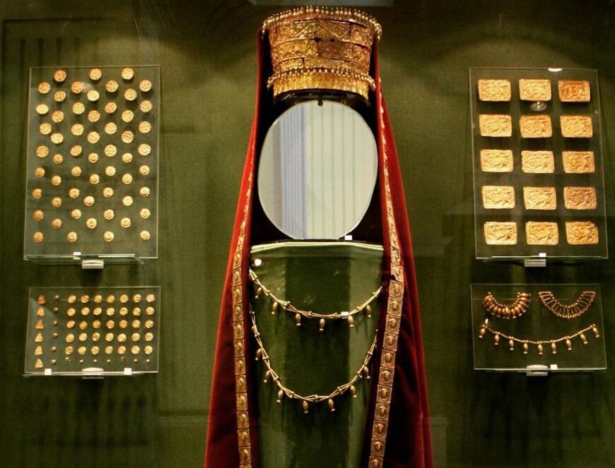 Женский головной убор, украшенный подлинными золотыми накладками