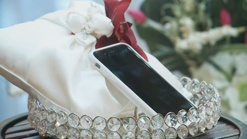 Мертвая невеста, смартфон и кобра: топ самых страных и пугающих свадеб