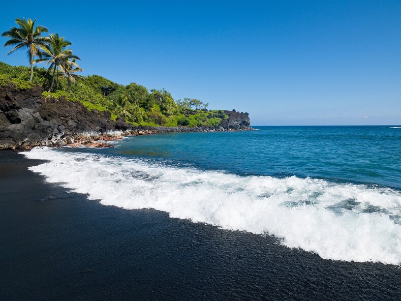 Вулканический минерал, черепахи и киты: 8 красивейших пляжей с черным песком