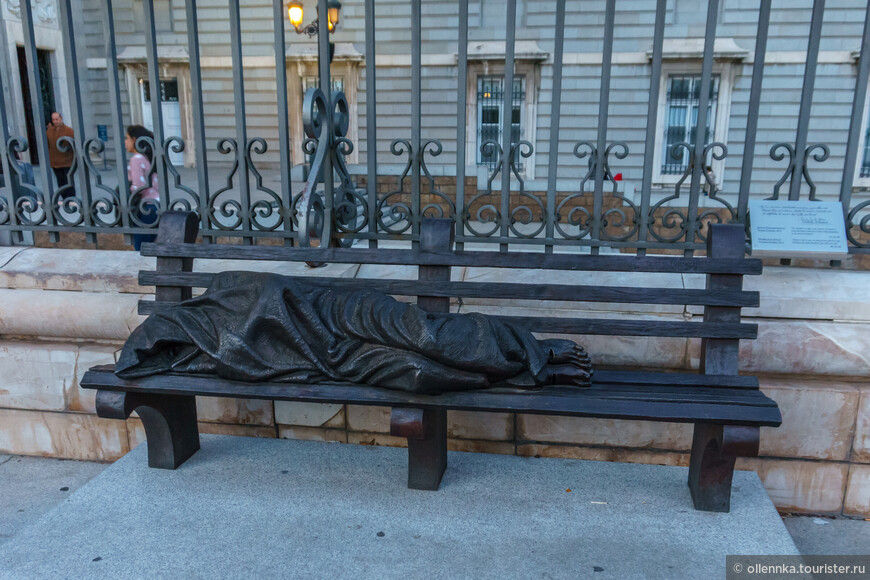 Скульптура Бездомный Иисус у Собора Альмудена
