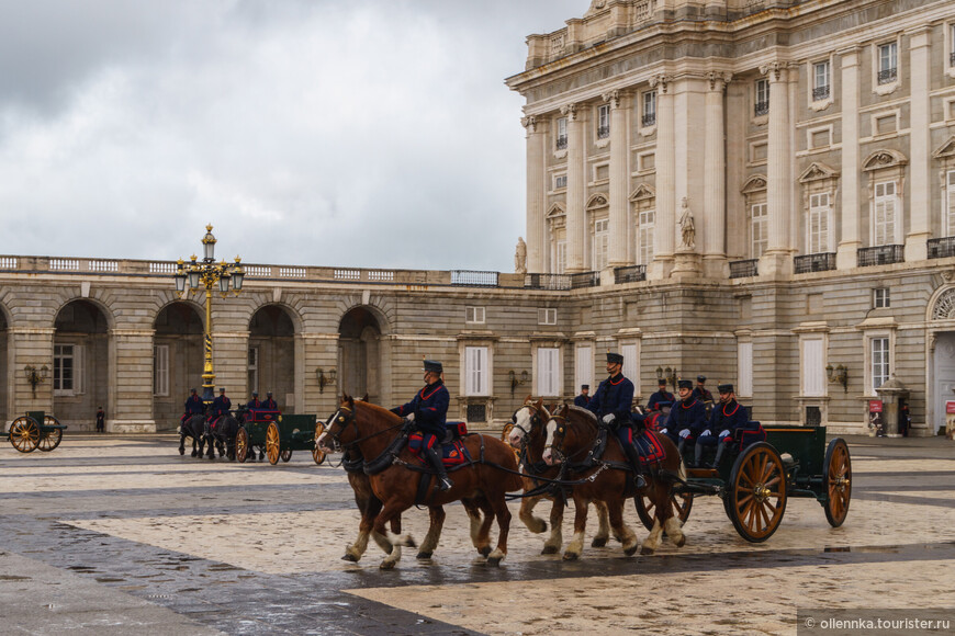 Парад в королевском дворце Мадрида