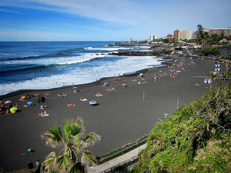 Вулканический минерал, черепахи и киты: 8 красивейших пляжей с черным песком
