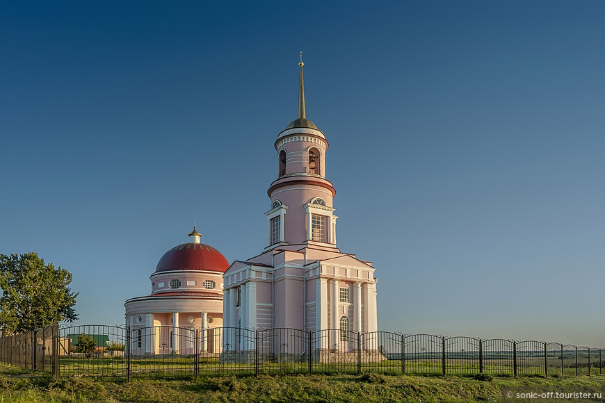 Церкви Митрофана Воронежского (1833 г) и Автонома (1822-23 гг) в Кашарах Церкви Митрофана Воронежского (1833 г) и Автонома (1822-23 гг) в Кашарах