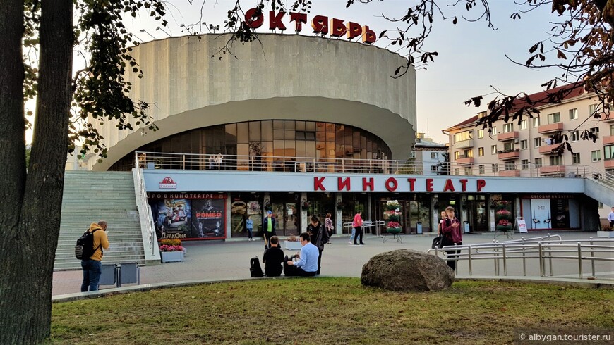 Кинотеатр Октябрь в народе называли Шайба за характерный вид...