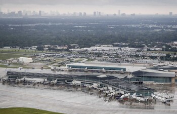 Аэропорт в штате Техас приостановил работу из-за тропического шторма