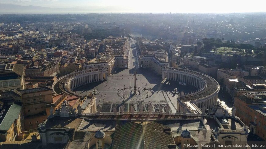 Одна из самых знаменитых и узнаваемых достопримечательностей Ватикана - Площадь Святого Петра.
