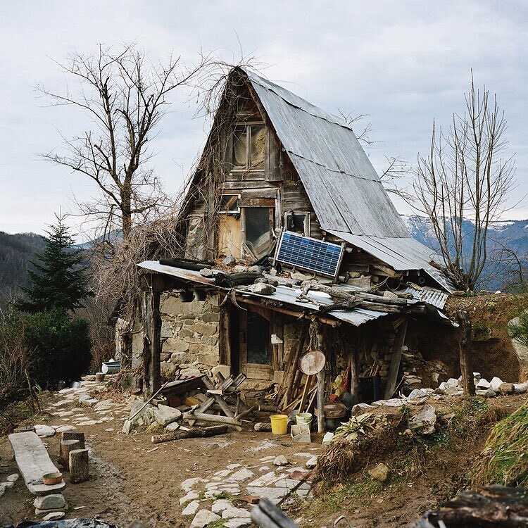 Без света, людей и в горах: фото о том, как живут отшельники