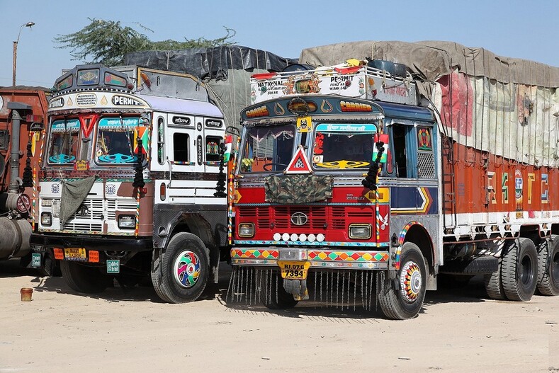 Тюнинг по-индийски: фото по-дикому украшенных грузовиков (удивляет объяснение — почему так)