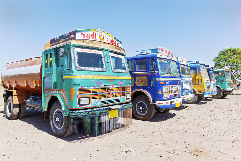 Тюнинг по-индийски: фото по-дикому украшенных грузовиков (удивляет объяснение — почему так)