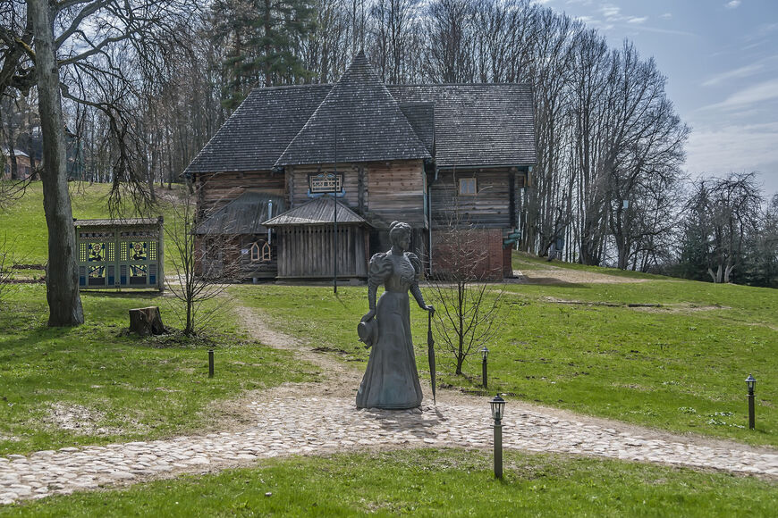 Памятник Марии Клавдиевне Тенишевой