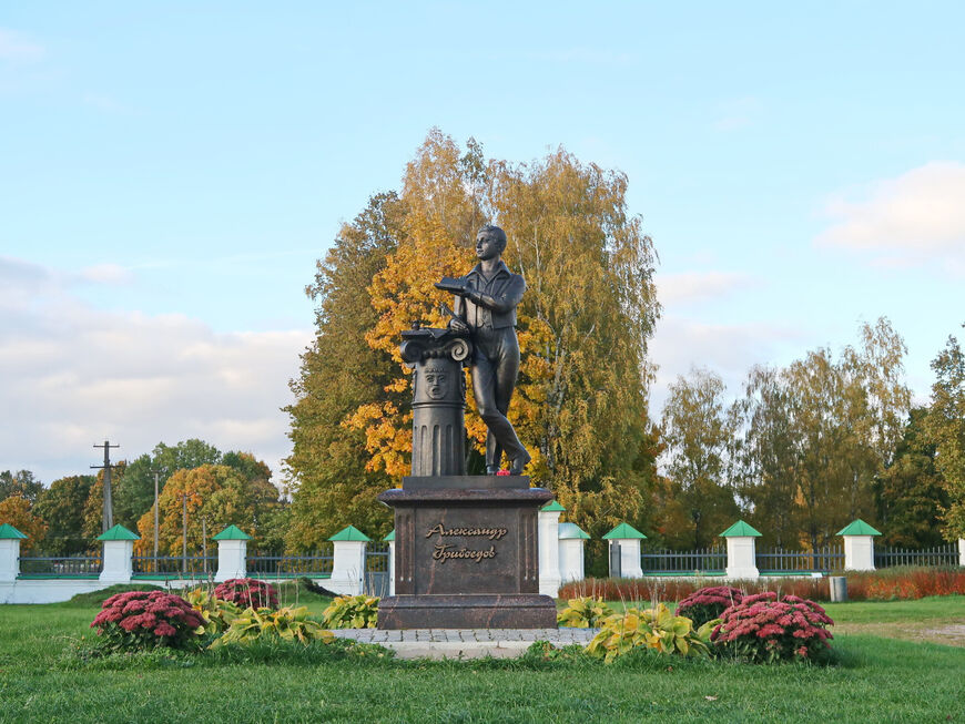 Памятник Грибоедову во внутреннем дворе усадьбы