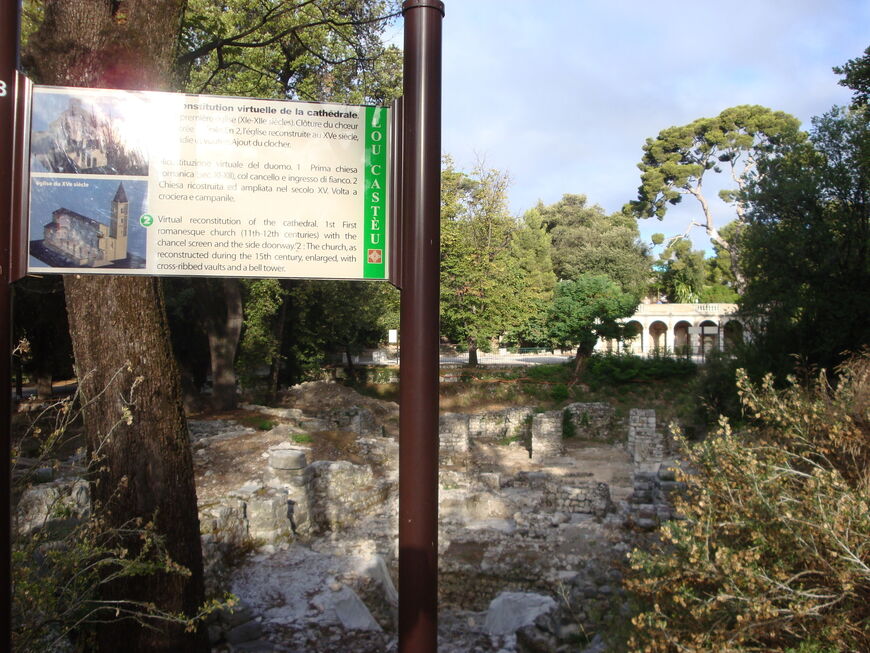 Древние руины на территории парка Шато