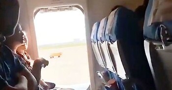 В Китае пассажирка открыла аварийный люк самолёта из-за духоты 