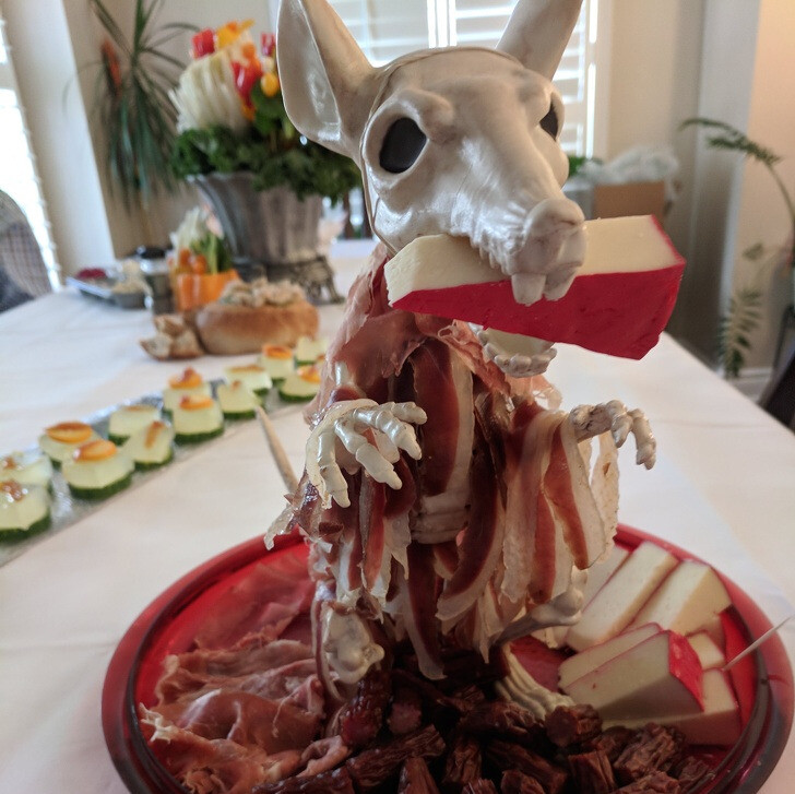 Крыса с сыром, Барби в мясе и суп в унитазе: фото шокирующих подач блюд в ресторане