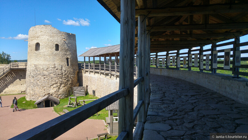 Вид из галереи на башню Луковку