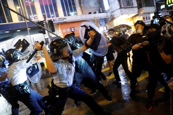 Полиция Гонконга впервые стреляла по протестующим из боевого оружия