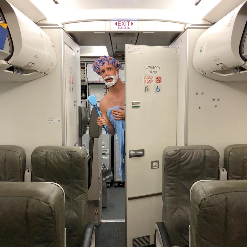 Скандалисты, «зайцы» и пофигисты: смешные фото об авиапассажирах, которые могут вывести из себя