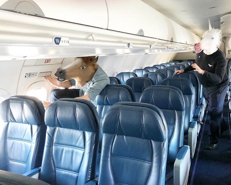 Скандалисты, «зайцы» и пофигисты: смешные фото об авиапассажирах, которые могут вывести из себя