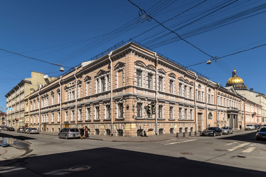 Фасад дворца А.А. Безбородко, в котором ныне находится музей