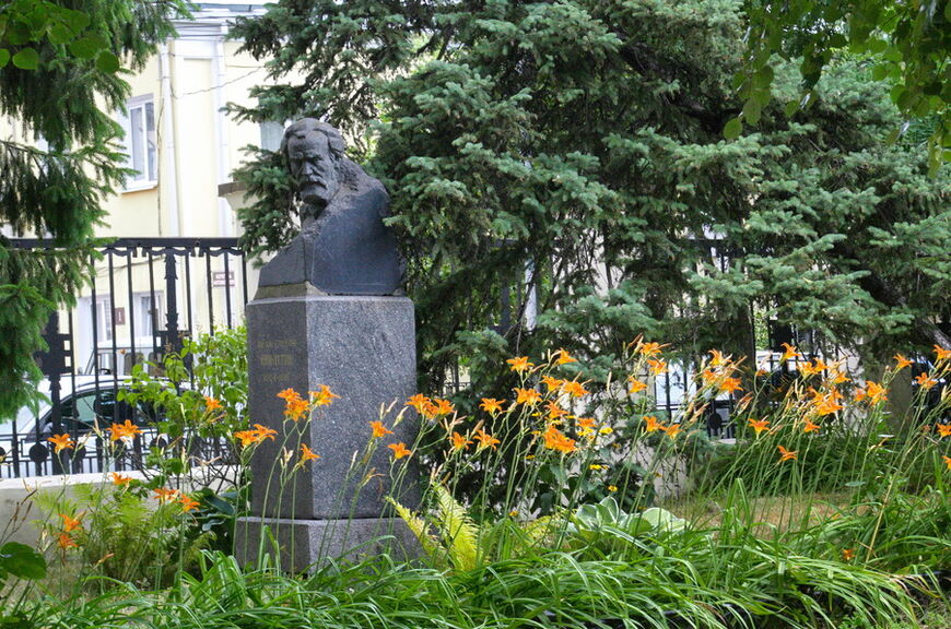 Памятник Ивану Саввичу Никитину во дворе дома-музея
