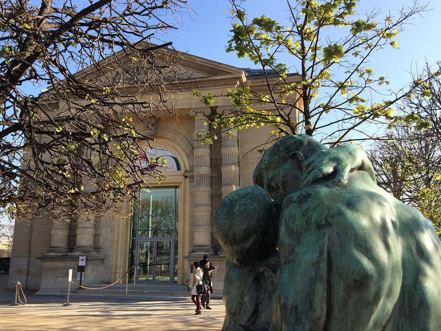 Фасад музейного здания на фоне точной копии скульптуры Родена «Поцелуй»