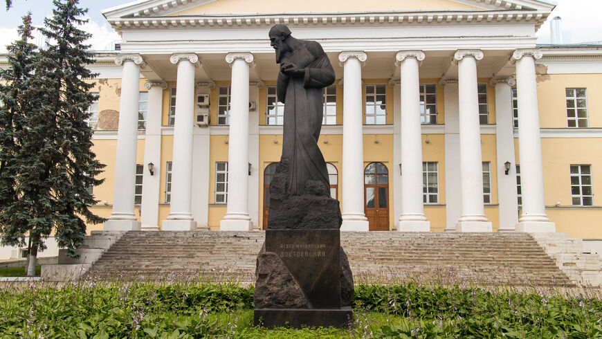 Памятник Достоевскому на фоне Мариинской больницы 
