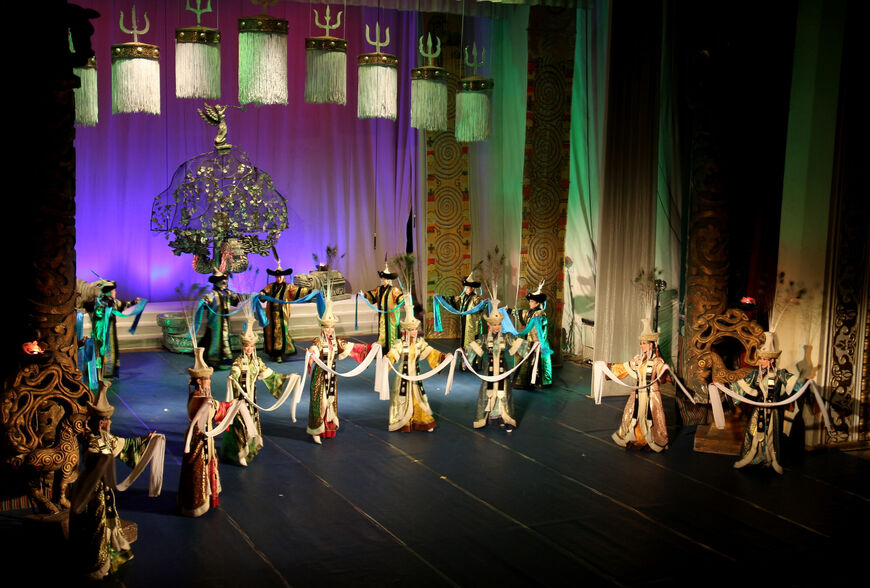 Сцена Национального драматического театра Улан-Батора