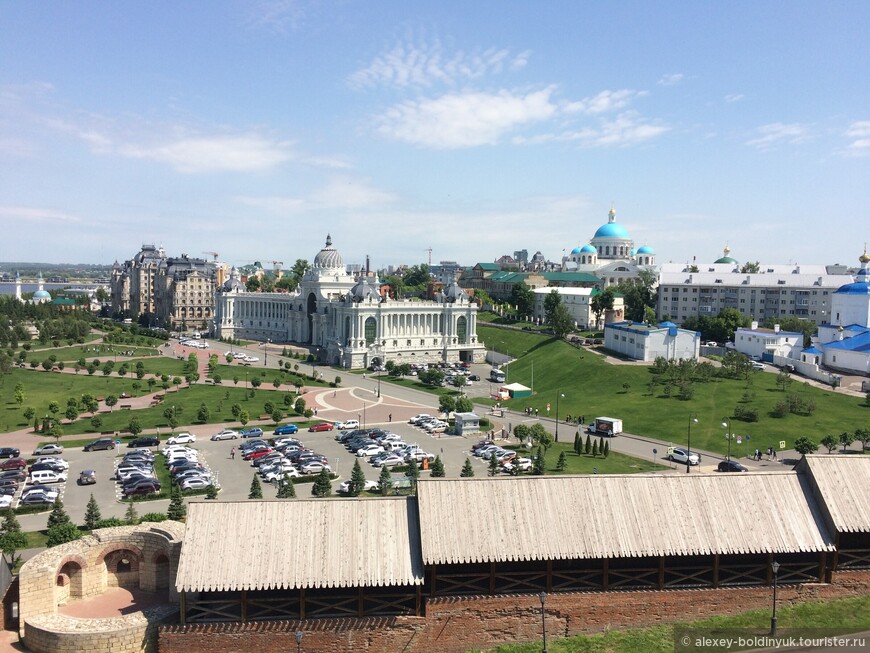 Открыточный вид с высокой стены Казанского кремля - на переднем плане парковка, в которой нельзя парковаться простым туристам