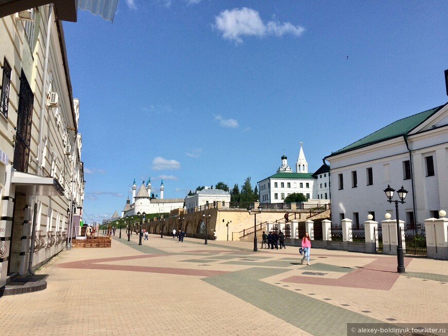 Найти Казанский кремль очень легко - идите по улице Баумана до самого конца 