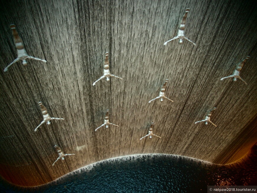 Кто они такие, фигуры с водопада в Дубай молле ?