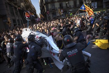 Турист умер в Барселоне из-за блокады аэропорта протестующими