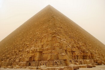 В Египте арестовали туриста за попытку взобраться на пирамиду Хеопса