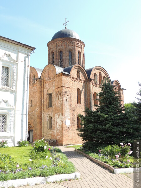 Древняя церковь апостолам Петру и Павлу (XII век).