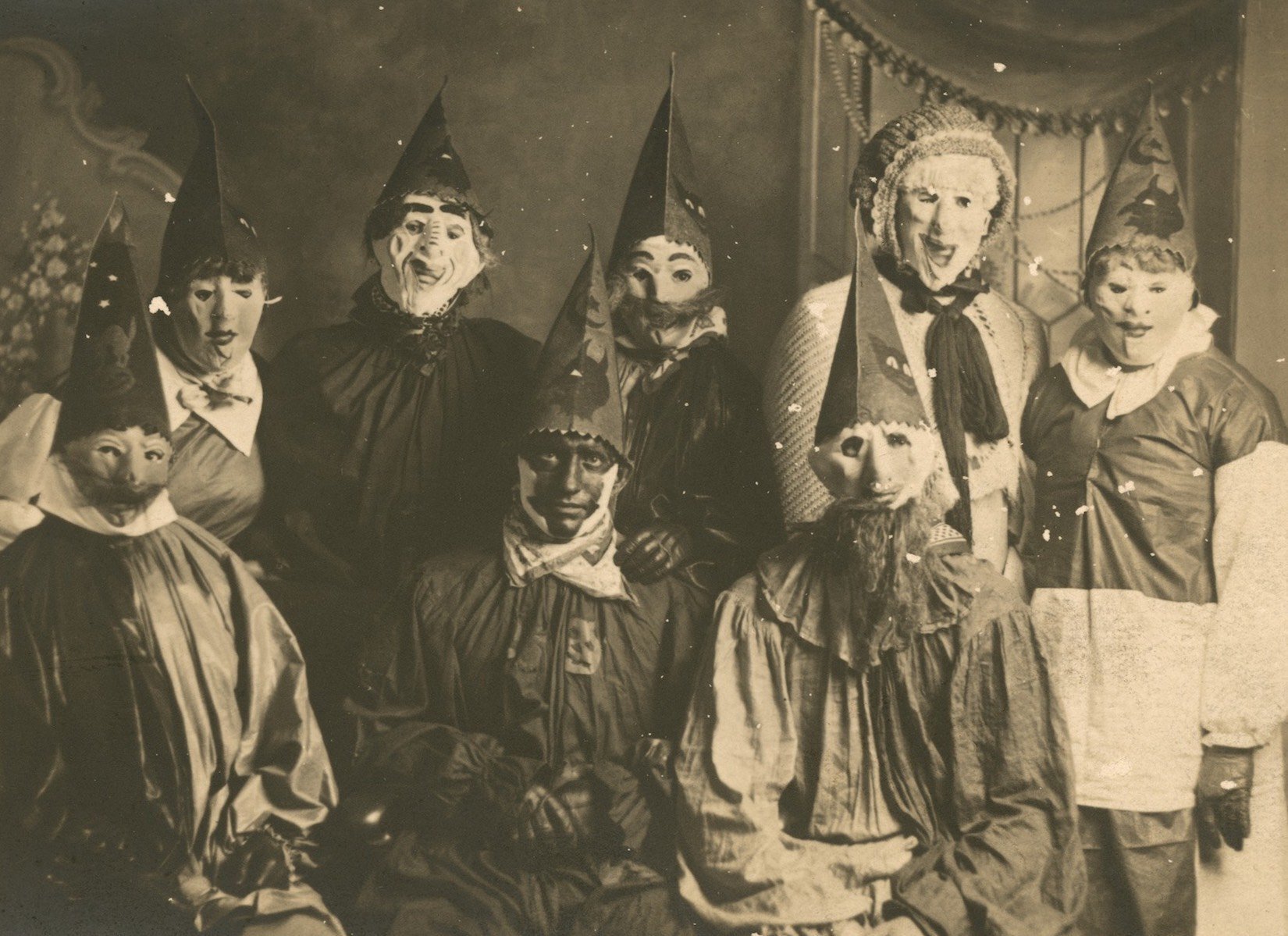 Самое жуткое фото в истории. Хэллоуин в начале 20 века. Старые Хэллоуинские костюмы.