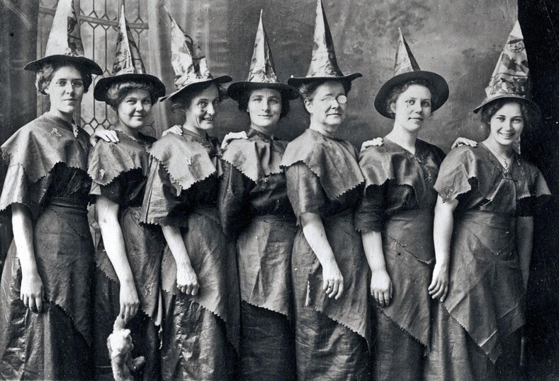 Как праздновали Хэллоуин 100 лет назад: 12 шок-фото, после которых сложно спокойно спать