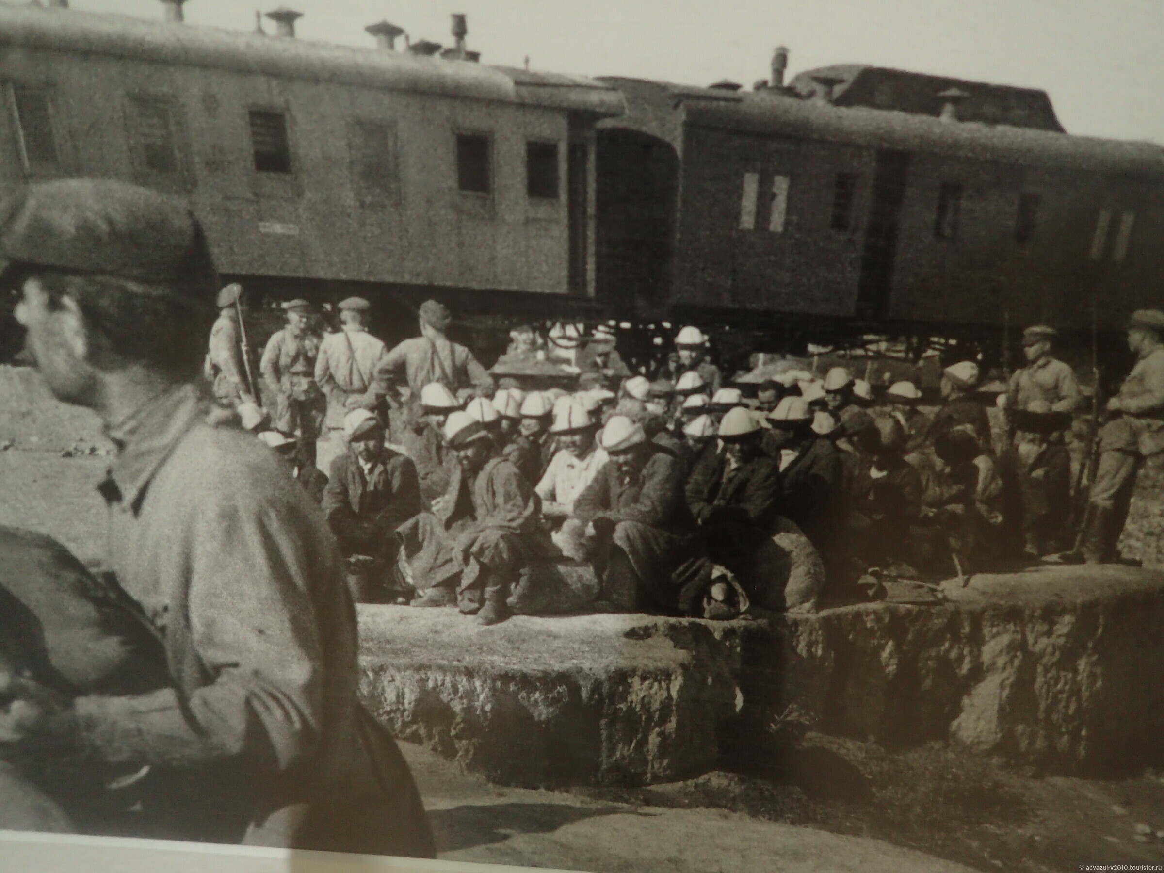 Осужденные басмачи на вокзале Фрунзе в кандалах