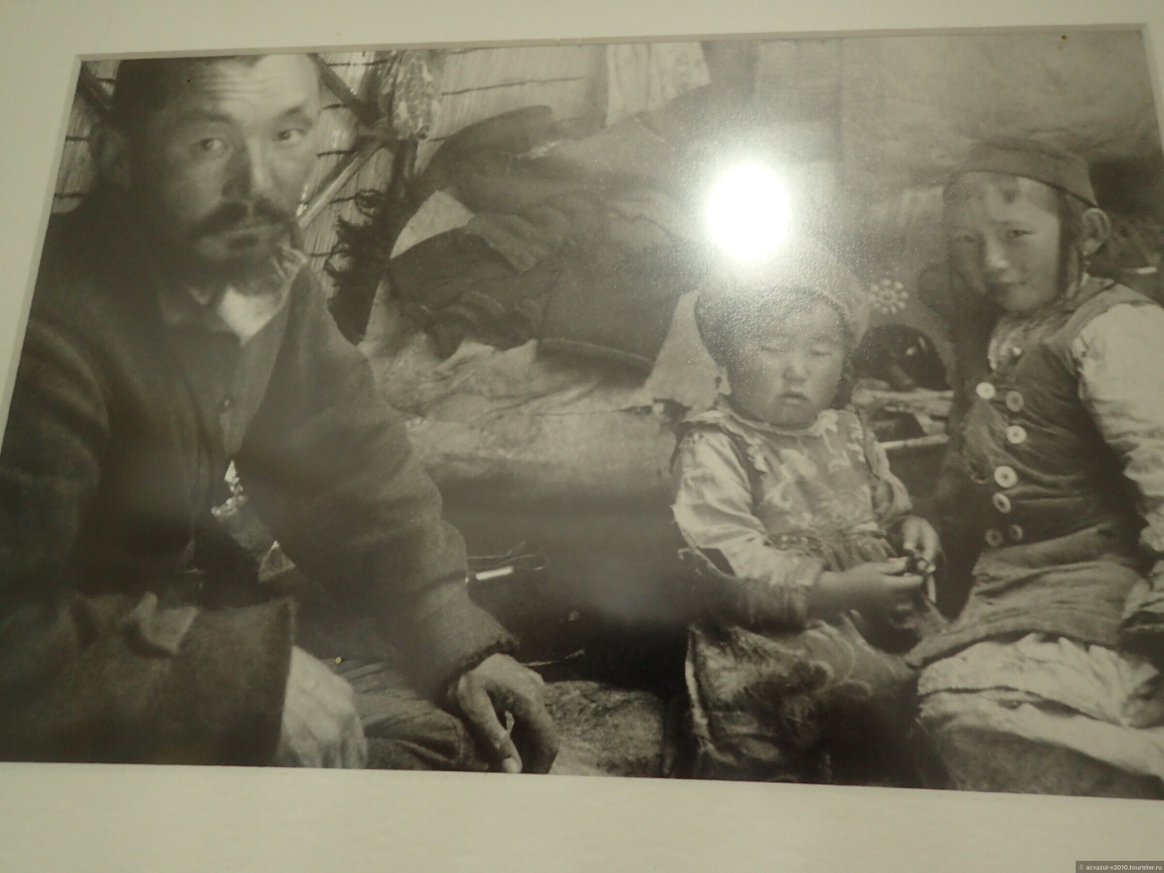 Кыргызская семья в юрте