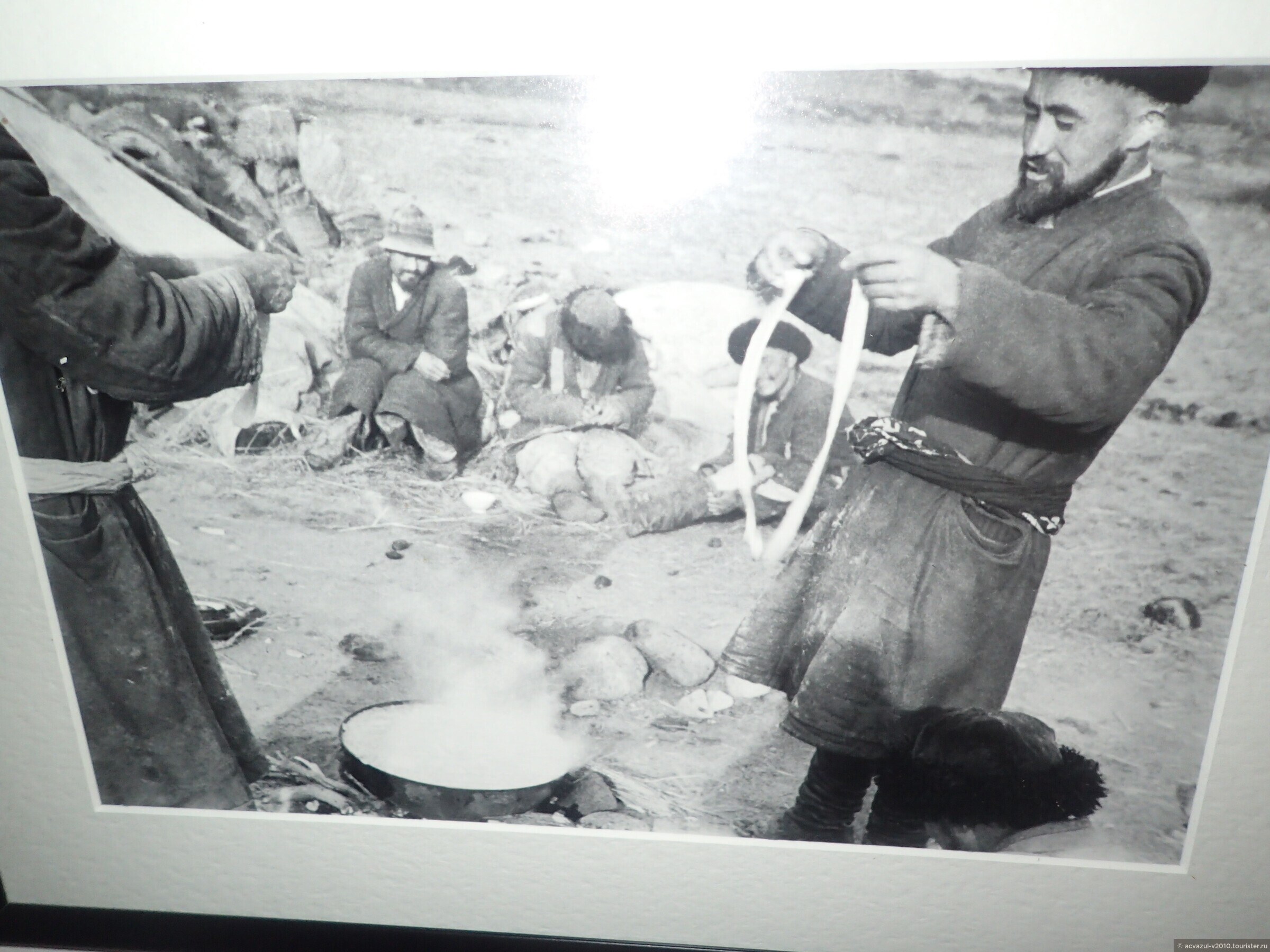 Караванщик готовит китайскую лапшу из пшеничной муки. Тянь-Шань