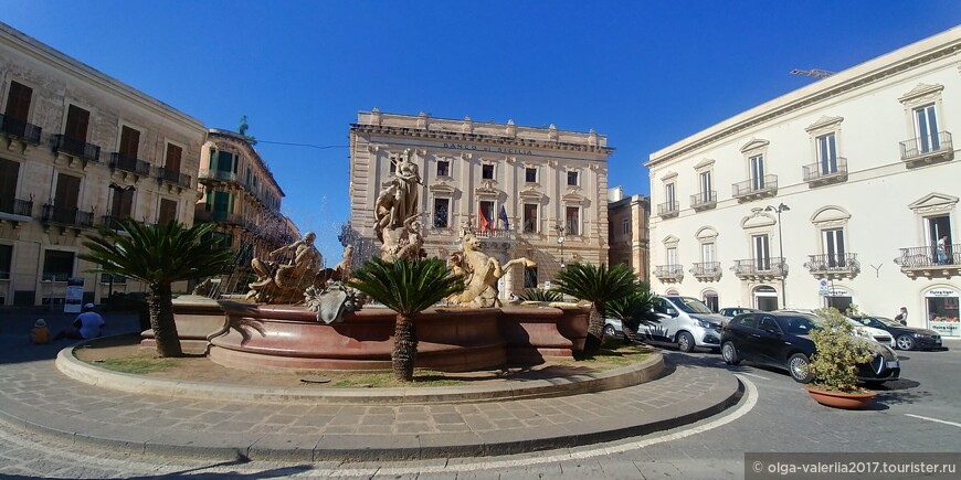 Сиракузы.Площадь Архимеда и фонтан Дианы  работы Джулио Москетти. 