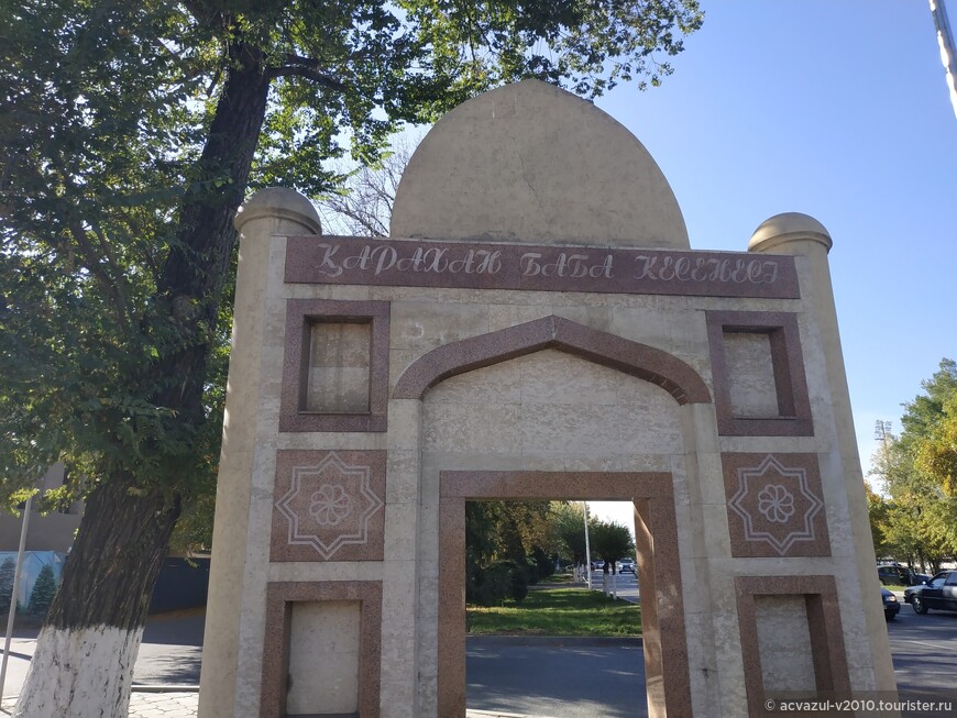 В Таразе в 2015 г. появилась новая мечеть с фасадом в виде раскрытого Корана 