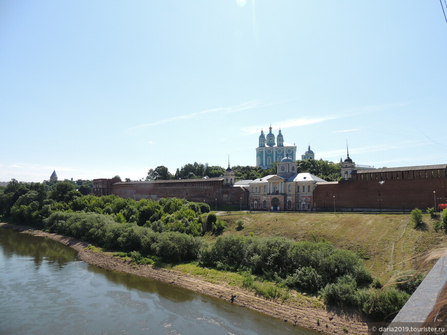 Панорама  с видом на часть смоленской крепости. Хорошо видны Днепровские (Фроловские)  ворота, на Соборной горе виден Успенский собор.