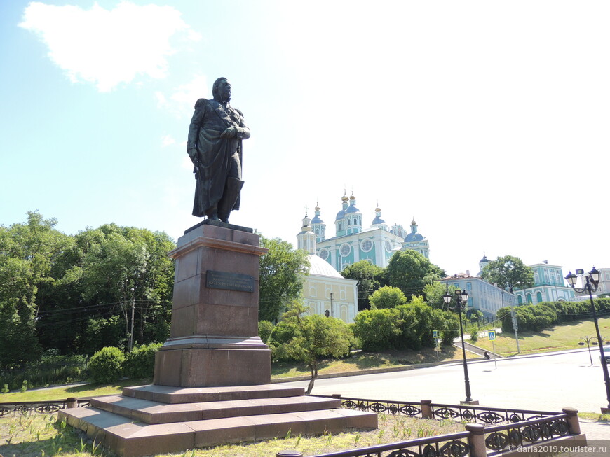 Памятник великому военному деятелю – полководцу Михаилу Илларионовичу Кутузову.