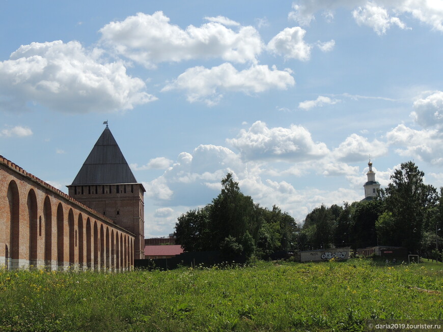 На фотографии видна башня - Авраамиевские ворота. С правой стороны виднеется Спасо-Преображенский Авраамиев монастырь. 