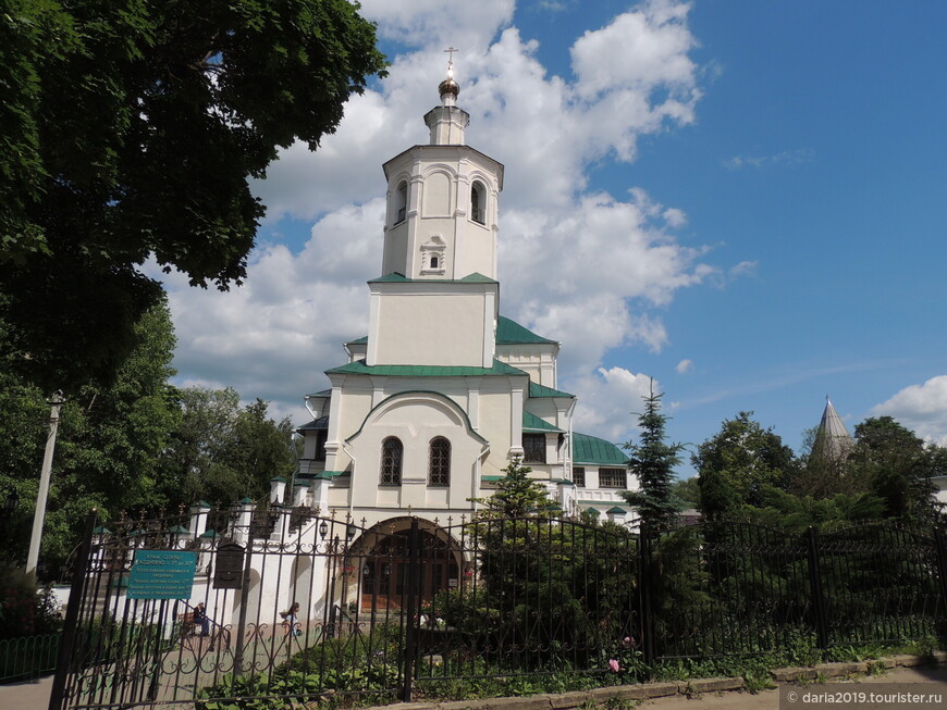 Спасо-преображенская Авраамиевская церковь с колокольней (1755 год).