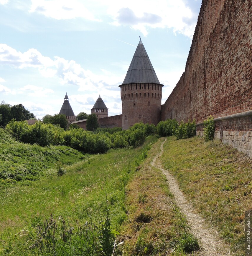 Восточная часть Смоленской крепостной стены. На фото - Долгочевская или Шембелева (самая близкая к нам), Зимбулка и Никольские ворота (самая дальняя от нас на фото).