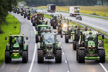 В Берлине центр города заблокировали фермеры на тракторах 