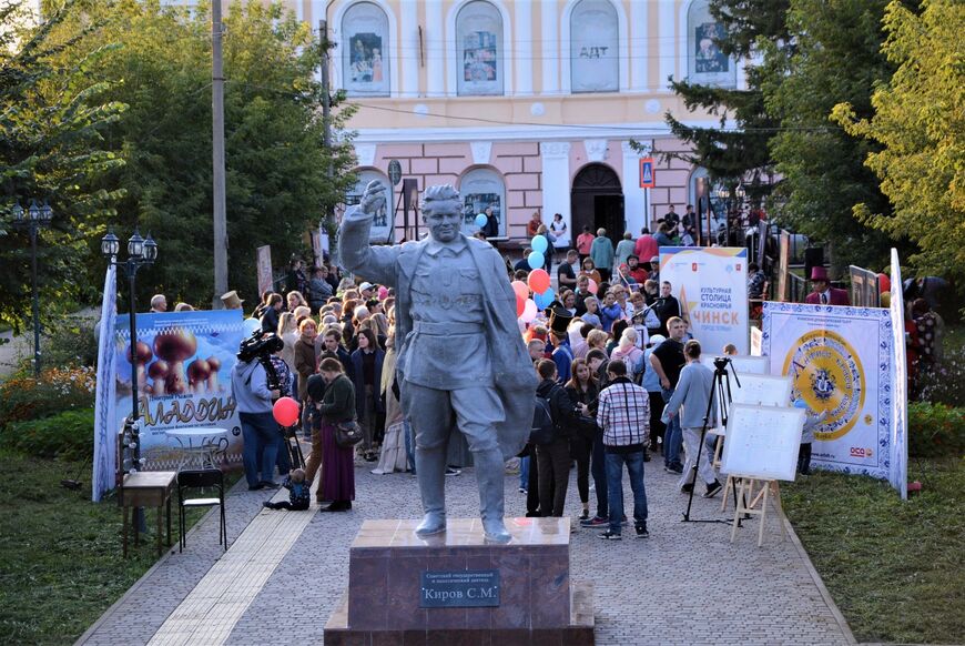 Памятник Сергею Кирову на площади перед Ачинским театром драмы